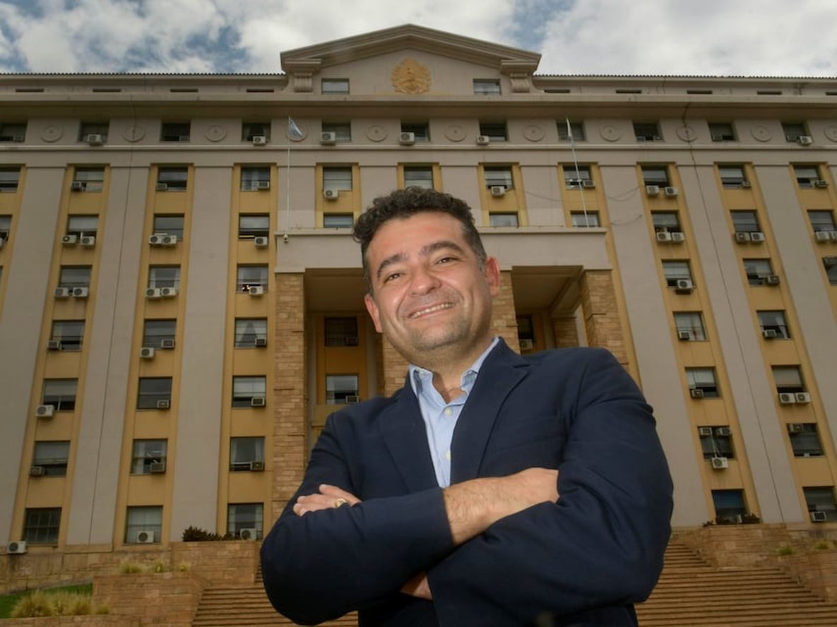 Alfredo Aciar. El economista sanjuanino trabaja en la estrategia del tratamiento del vino para bodegas.Foto: Orlando Pelichotti / Los Andes