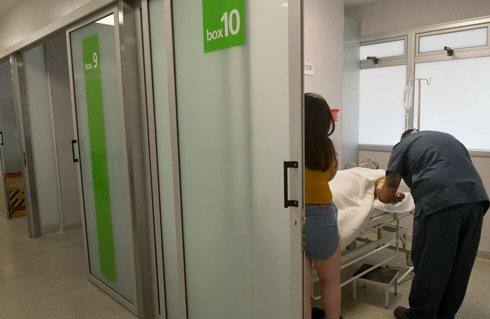 El total de casos en Argentina descendió levemente y este miércoles se registraron 12.725 positivos. - Orlando Pelichotti / Los Andes