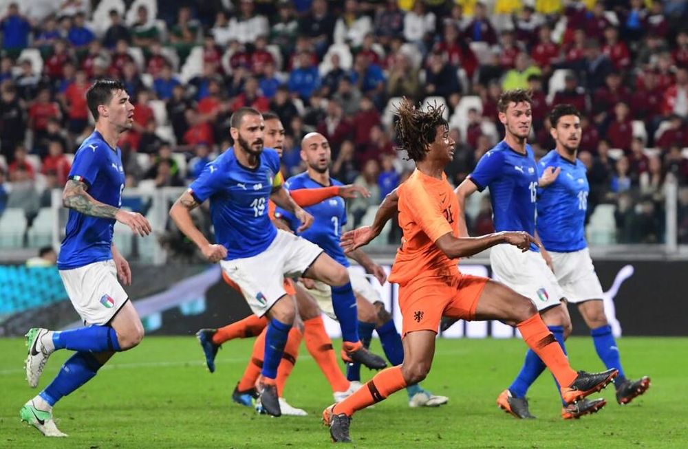 Holanda logró un empate agónico ante Italia en el duelo de dos potencias sin Mundial