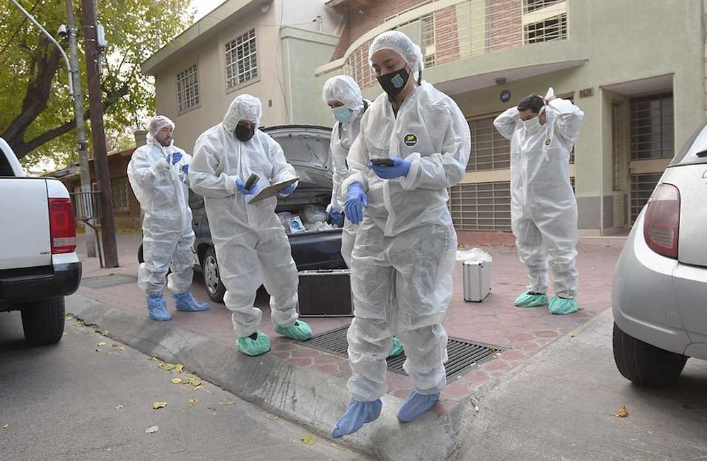 Policia Científica de la policia de Mendoza trabaja en el interior de una vivienda ubicada en calle Montecaseros de Ciudad donde un hombre fué asesinado a balazos  Foto: José Gutierrez/ Los Andes