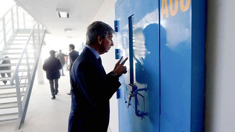 Walter Bento durante  una visita a la Cárcel Federal de Mendoza. Archivo.