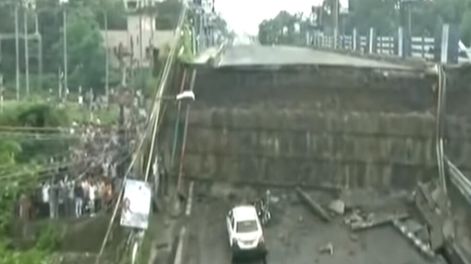 Se desplomó un puente en la India