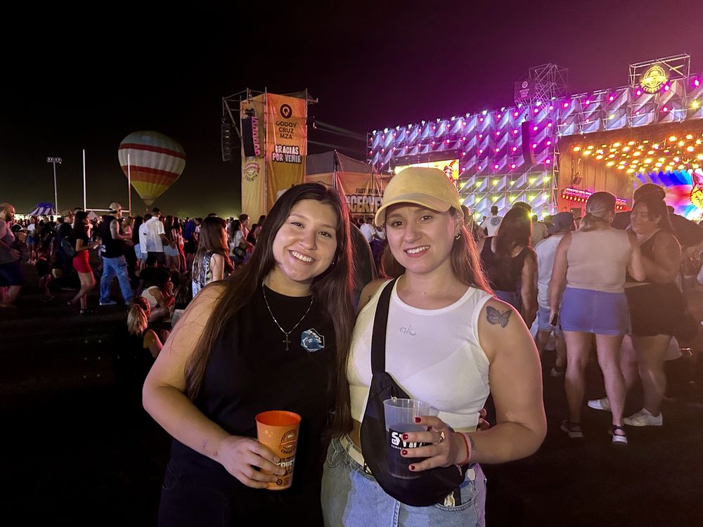Milagros y Mayra se sumaron al cierre de la Fiesta y no dejaron de cantar ni un tema.