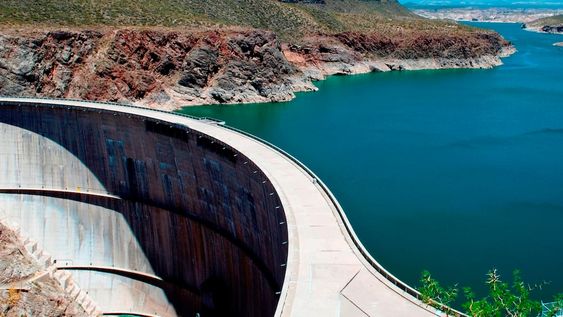 Un estudio revela que el peso del agua en represas alteró el eje de rotación de la Tierra
