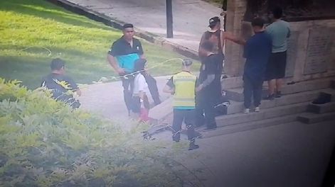 Dos jóvenes cometieron actor de vandalismo y debieron remover la pintura en el acto gracias a la intervención de los preventores.&nbsp;