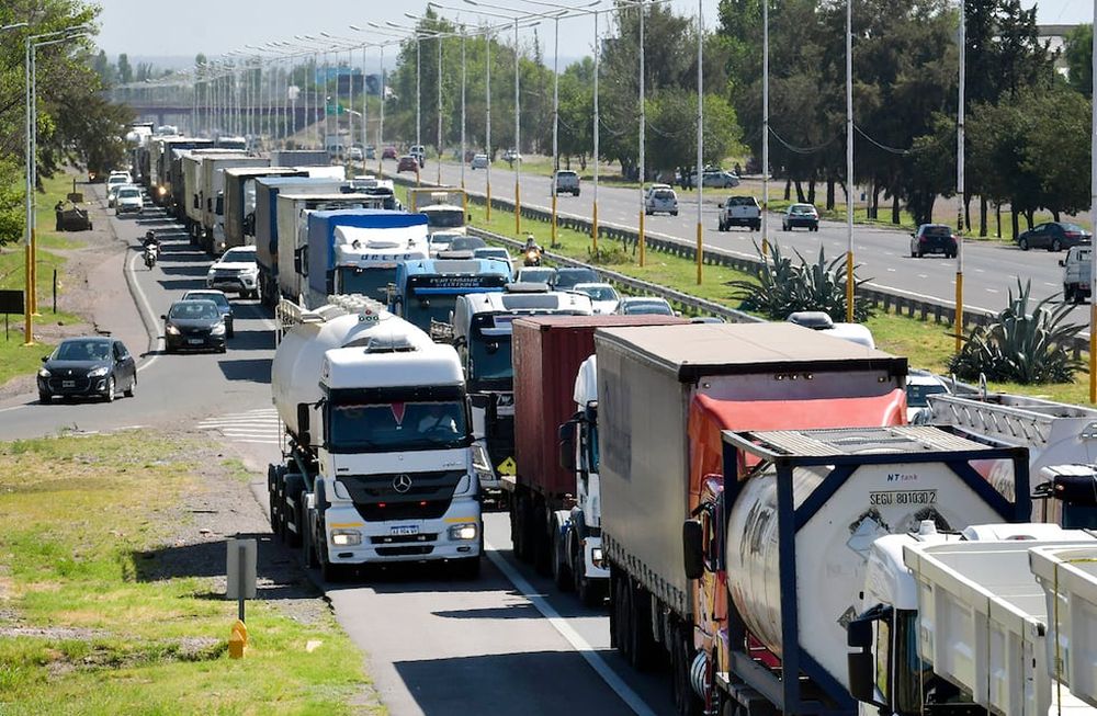 Fuertes aumentos en el combustible presionan las tarifas del transporte de cargas Foto: Orlando Pelichotti / Los Andes