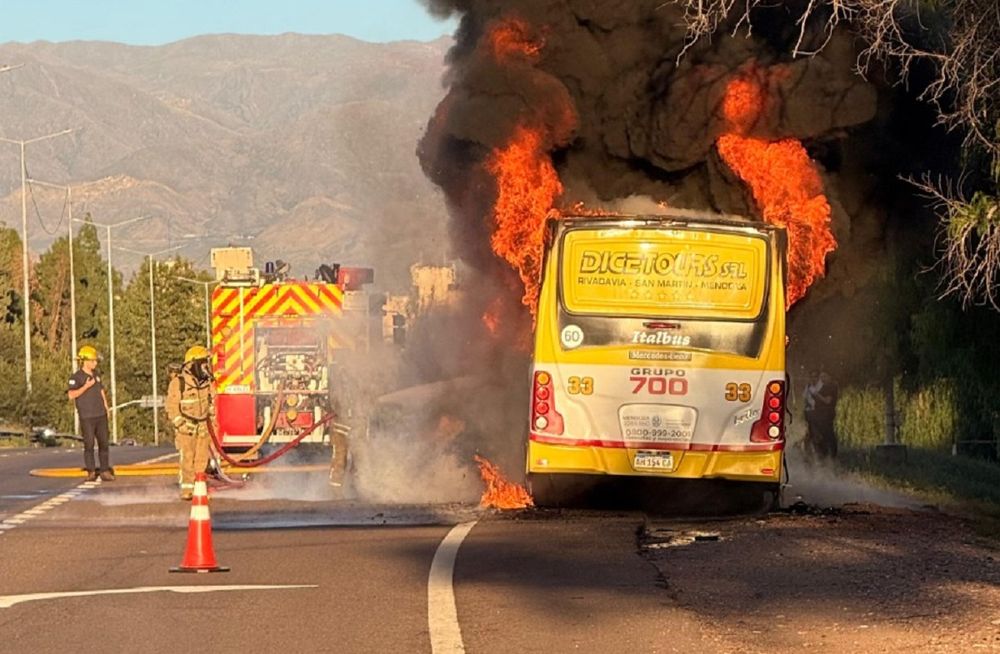 Susto en el Acceso Este: se incendió por completo un colectivo