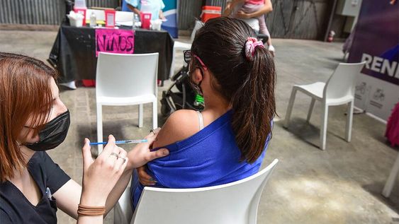 En hospitales y clínicas coinciden en que la vacunación es lo que está permitiendo estar “aliviados” en el sistema hospitalario. La mitad de los menores tiene al menos una dosis. Foto: Mariana Villa / Los Andes