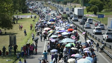 Militantes del Polo Obrero cortan el Acceso Este reclamando por las bajas en los planes sociales.  Foto: Orlando Pelichotti