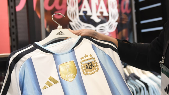 La camiseta de la Selección es el producto más buscado por los hinchas mendocinos desde el inicio del Mundial.
