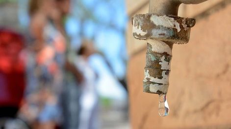 Por falta de agua en la Ciudad, vecinos y municipios reclaman a Aysam y piden descuentos