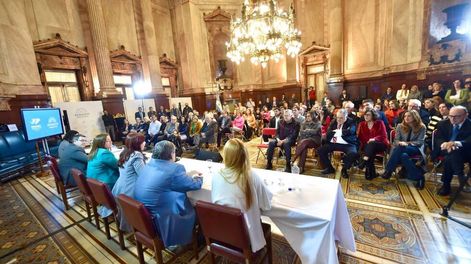 Los Andes | Cristina Kirchner recibió el apoyo de diputados y senadores del Frente de Todos en el Salón Azul (Foto: Prensa CFK)