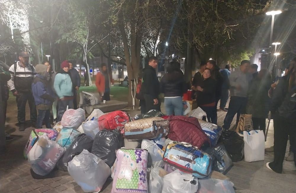 Varias personas se acercaron a la plaza San Martín para recibir donaciones que el Gobierno Nacional le hizo llegar a la Fundación Cristiana Cielos Abiertos.
