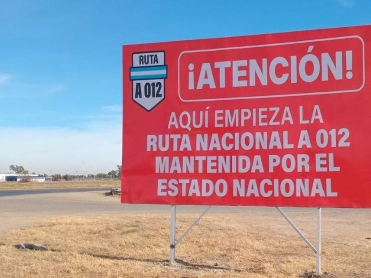 En medio de la disputa por fondos y privatización de rutas, aparecieron carteles en Santa Fe contra Milei