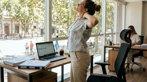 Dejá todo: hacé estos 3 ejercicios que recomiendan hacer los expertos si trabajás sentado