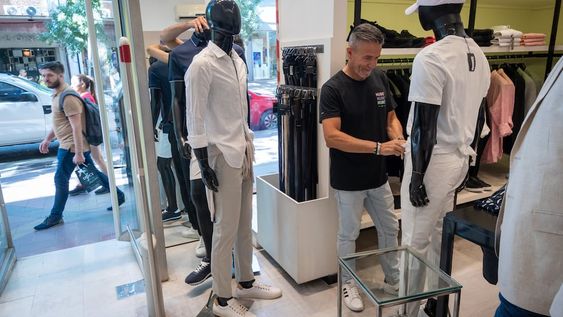 La caída en las ventas de los comercios minoristas viene frenando el ritmo en los últimos tres meses, pero todavía acumula un descenso del 15% en los primeros nueve meses de 2024. Foto: Los Andes