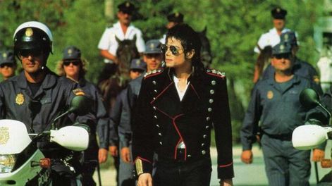 La Policía española se suma a la fiebre #MichaelJackson y publica un curioso video inédito