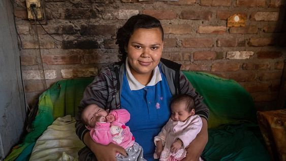 En agosto del 2020 Los Andes entrevistó a Lucía, era la chica que quería ser escritora a pesar de sus mil necesidades, un poco más de un año después es mamá de mellizas, Helen Sofía y Amira Xaviera. Ignacio Blanco / Los Andes