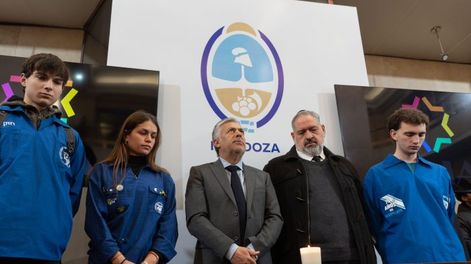 El gobernador Alfredo Cornejo encabezó el acto en homenaje a las víctimas del atentado a la AMIA.&nbsp;