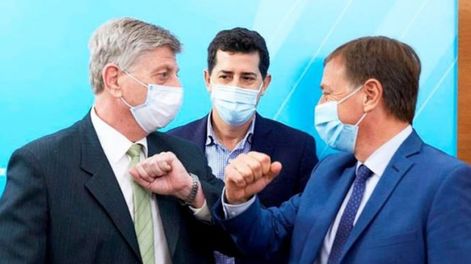 Los Andes | Los gobernadores de la Pampa, Sergio Ziliotto, de Mendoza, Rodolfo Suárez y detrás el ministro del Interior de la Nación, Wado de Pedro. La imagen se tomó en junio de 2020, cuando La Pampa consiguió que las otras provincias que forman parte de la cuenca d
