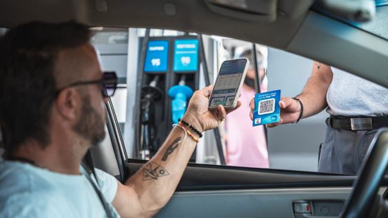 Ahora se puede pagar el combustible con dólares, a través de la app de YPF