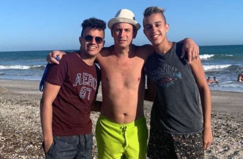 Roberto Sabo. El hombre asesinado el domingo, en una foto de archivo junto a sus hijos (Facebook).