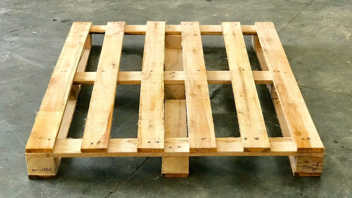El pallet de madera no lo tires, tenés un tesoro en casa: la idea económica que transforma cualquier espacio