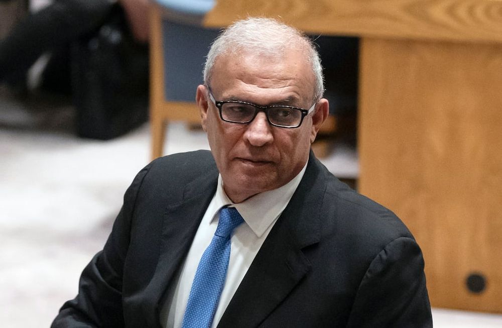 El representante especial de la Autoridad Palestina  Ziad Abu Amr sale de una reunión del Consejo de Seguridad en las oficinas de la ONU el jueves 18 de abril de 2024, durante la jornada que definió el rechazo al ingreso del país como miembro del organismo. (AP Foto/Yuki Iwamura)