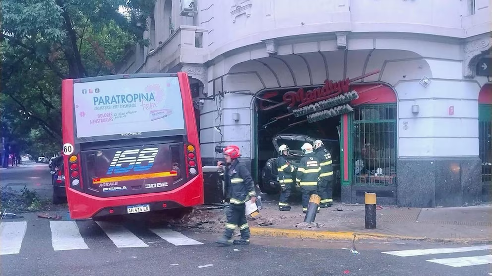 Violento accidente en Constitución: un patrullero incrustado en una pizzería.