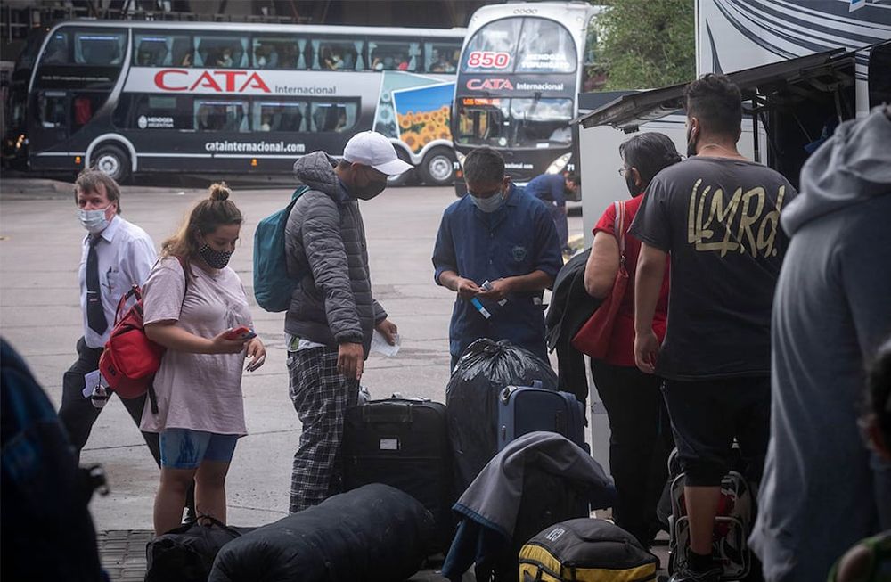 En los viajes de larga distancia en colectivos es fundamental la ventilación y el uso de barbijos dentro de la unidad. Foto: Ignacio Blanco / Los Andes