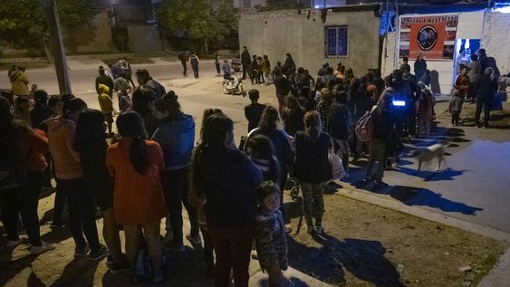 Noche fría en El Algarrobal, Las Heras: Comedor Horneritos. Hay más de 500 comedores y merenderos en el Gran Mendoza a los que llegan cada vez más personas con trabajo y jubiladosFoto: Ignacio Blanco / Los Andes