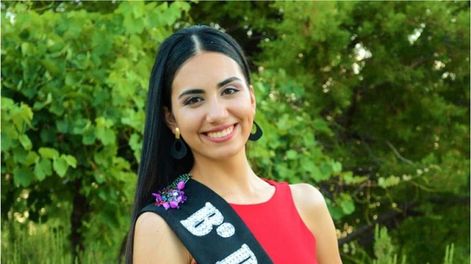 Los Andes | Natasha Sánchez, de la Unión Vecinal del Barrio Primavera de la Villa Cabecera, fue coronada como reina de la Vendimia 2022 de Santa Rosa