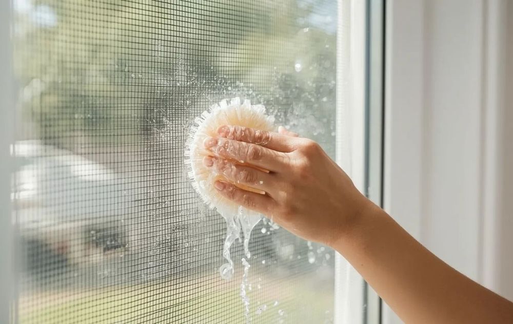 Una buena rutina de limpieza conserva el material de la mosquitera.