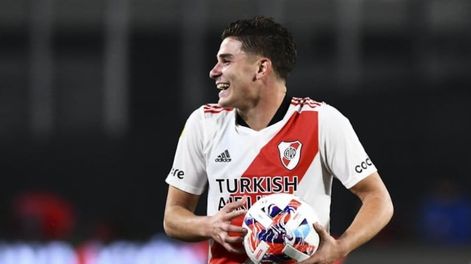 Julián Álvarez se llevó la pelota de recuerdo, tras su primer hattrick en Primera para darle la victoria a River sobre San Lorenzo y dejarlo más puntero que nunca.