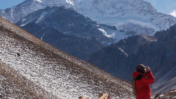 Incertidumbre. Varios arrieros, porteadores y campamenteros ven complicada su situación laboral este año en el Aconcagua. / Ignacio Blanco