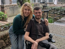 Tom Davies notó un cambio repentino en su voz. No sabía que eso sería el síntoma de algo más serio. Tom Davies notó un cambio repentino en su voz. No sabía que eso sería el síntoma de algo más serio.