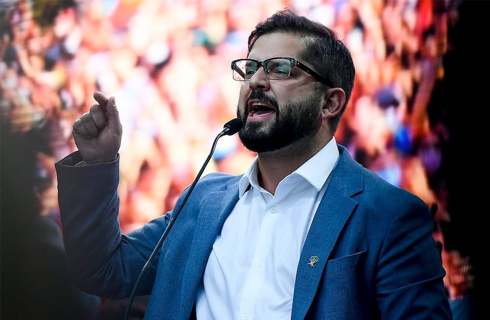 El candidato presidencial Gabriel Boric, de la coalición Apruebo la Dignidad, habla durante el mitin de clausura de su campaña antes de la segunda vuelta de las elecciones presidenciales en Santiago, Chile, el jueves 16 de diciembre de 2021. (AP Foto/Matias Delacroix)