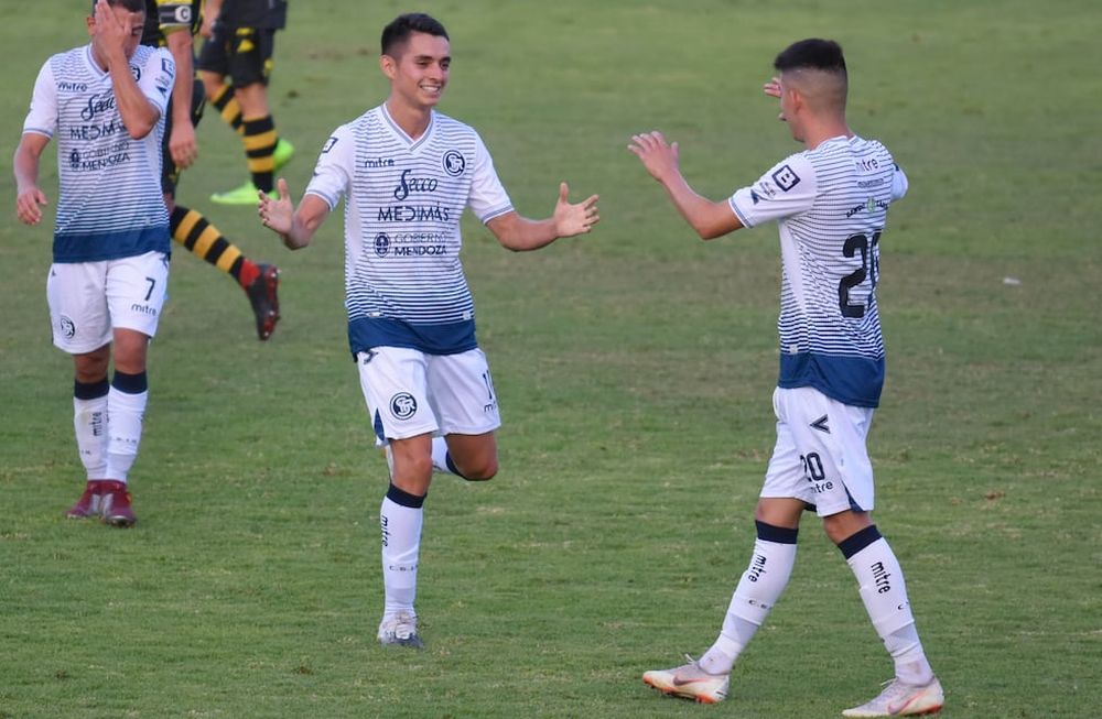 Pablo Palacio (de frente) festeja el golazo que cerró el triunfo ante Santamarina con el zurdo Leandro Berti. La Lepra mira a todos desde arriba / Foto: Nicolás Ríos