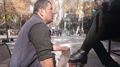 Al mejor estilo terapeuta, Carlos reconoce que le gusta escuchar a sus clientes.&nbsp;
