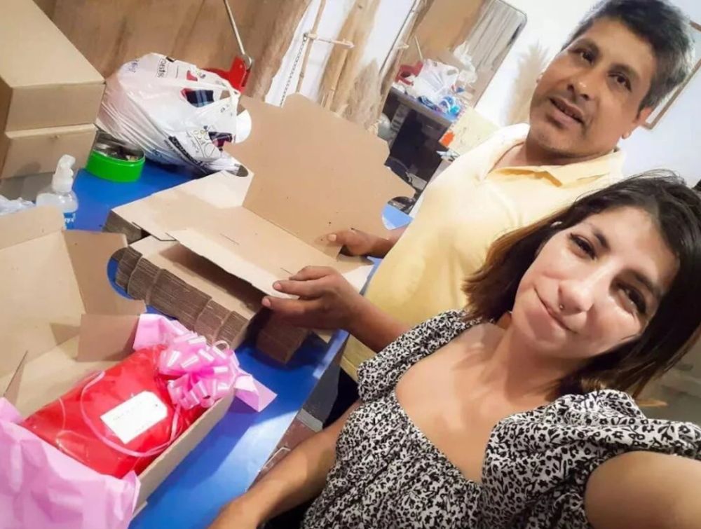 Flor y Julio empaquetando sus envíos al comienzo de su emprendimiento. 