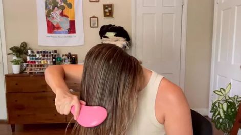 El cabello fino y el ondulado suelen notar los resultados con mayor rapidez.