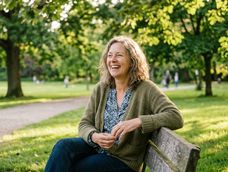 Salud de la mujer y menopausia: requiere enfoques personalizados, considerando etapas vitales y cambios hormonales para el bienestar. Imagen creada con IA