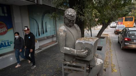 Los Andes | Hace años la asociación Amigos del Tango destacó la actividad tanguera y colocó con vecinos y municipio una escultura de Aníbal Troilo en la esquina de Beltrán y Montecaseros. Foto: Ignacio Blanco / Los Andes