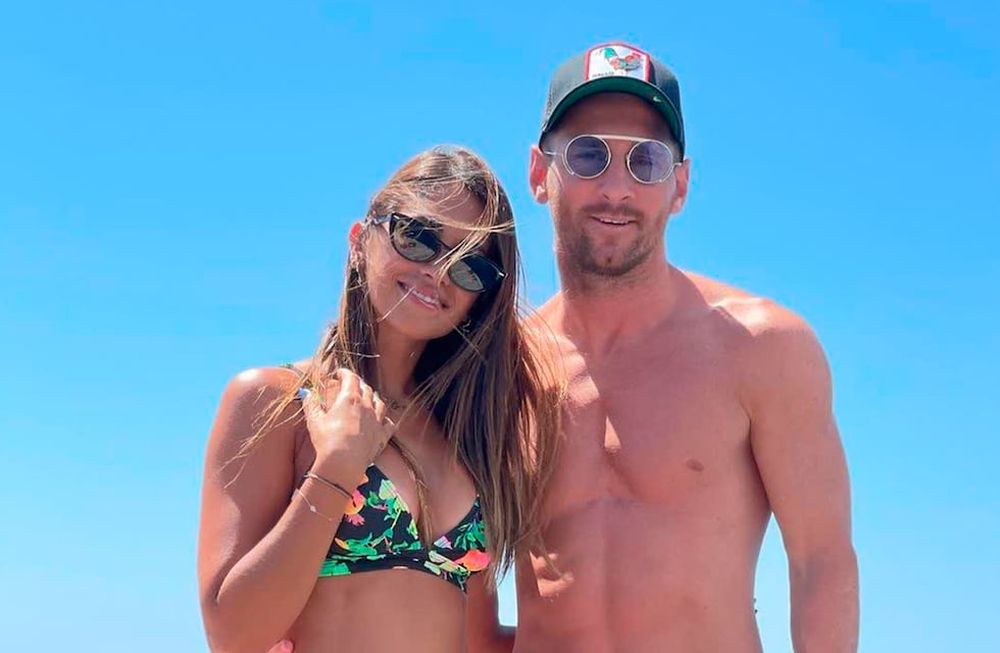 Messi y Anto de vacaciones en Ibiza