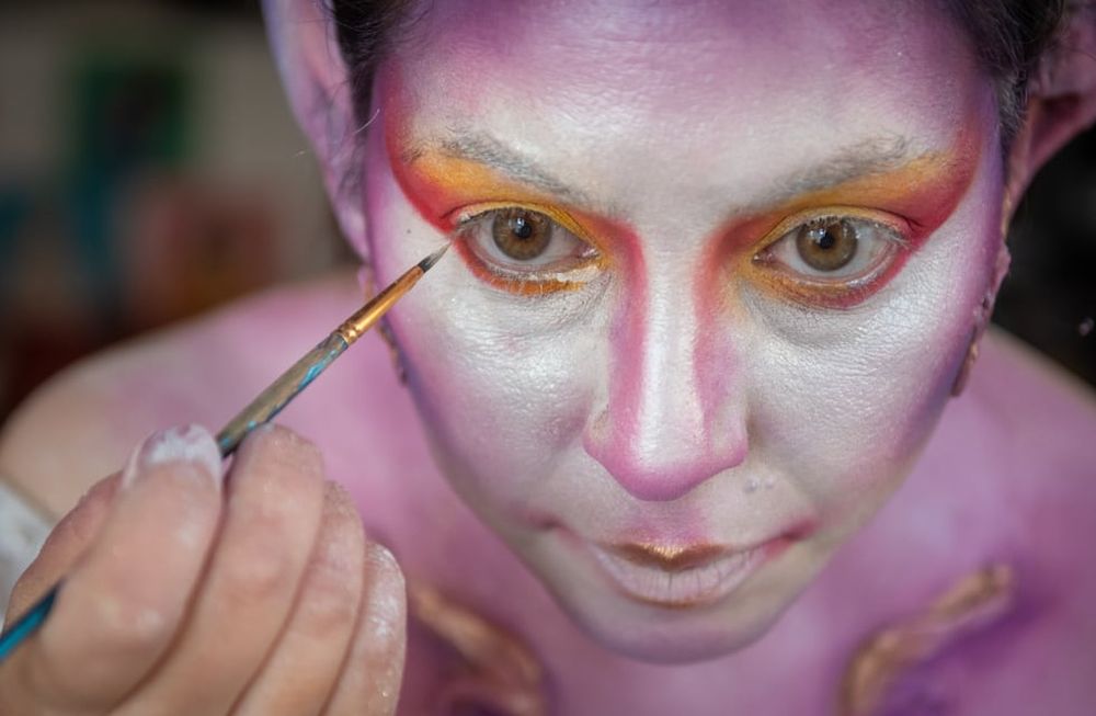 Laura Mendoza, la maquilladora profesional mendocina que impacta y sorprende con su arte y busca ser la mejor del país. Foto: Ignacio Blanco / Los Andes.