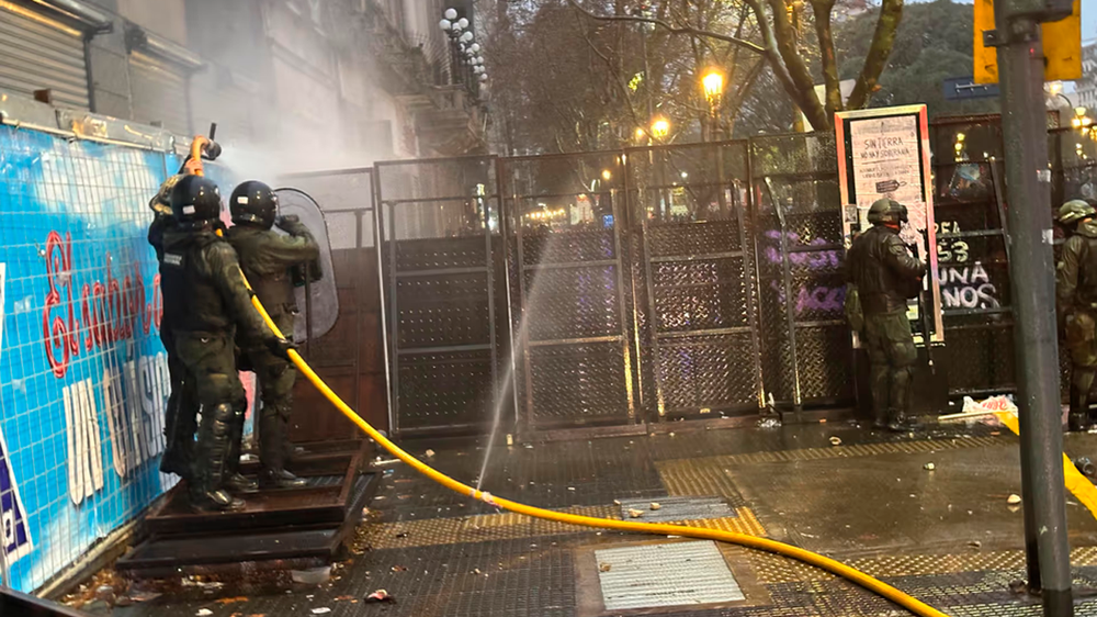 Incidentes frente al Congreso tras la protesta contra la Ley de Propiedad Privada.