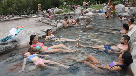 Turistas disfrutan de una tarde de mucho calor en las piletas de aguas termales en Cacheuta. Foto: José Gutierrez / Los Andes