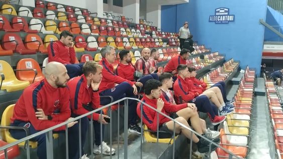 Hockey Patín. Los chicos de Andes Talleres de Mendoza observan atentamente las prácticas&nbsp; en el Aldo Cantoni