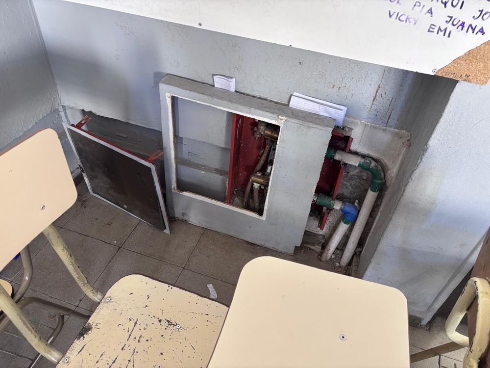 Padres de alumnos del Santa María denuncian que hay roturas previas por las que hoy quieren culpar a sus hijos.