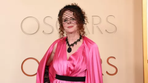 Maggie OFarrell, autora del libro Hamnet que inspiró a la película. Uno de los peores looks de la noche.